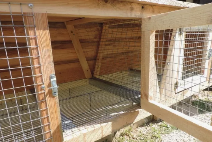 Обустройство жилья для кроликов: клетка и маточник