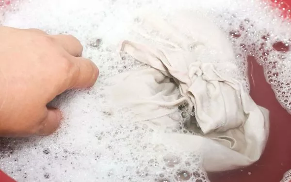 Как вывести пятно от клубники с одежды
