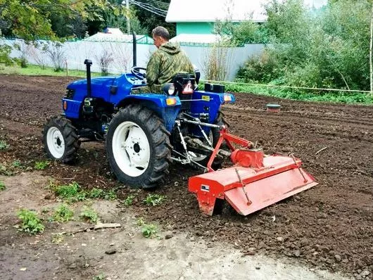 Как упростить работу в саду с помощью трактора 